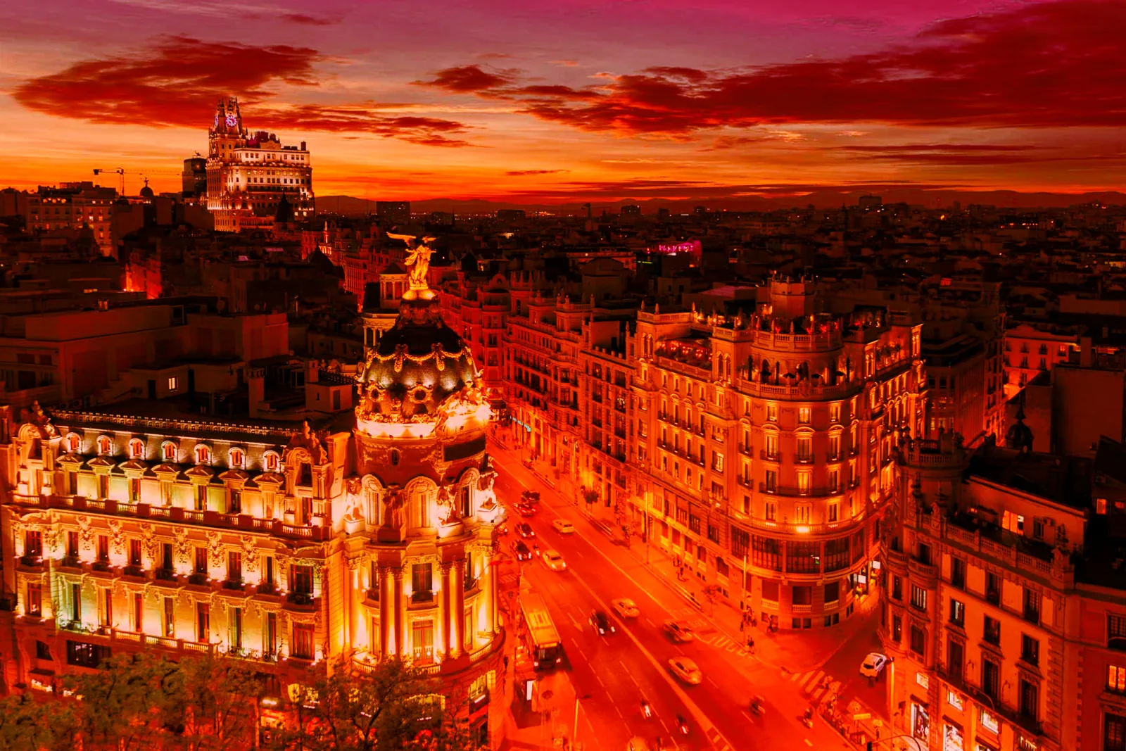 Vista de Madrid al atardecer desde las alturas, con la Gran Vía iluminada